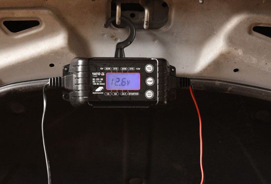 Автомобильное зарядное устройство с дисплеем YATO YT-83033 YT-83033 фото