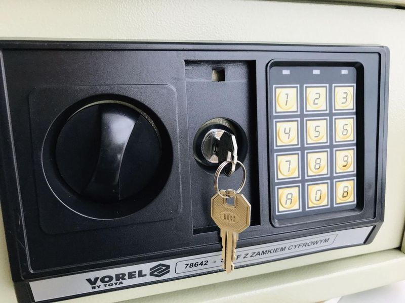 Сейф з електронним замком 31х20х20 см Vorel 78642 78642 фото